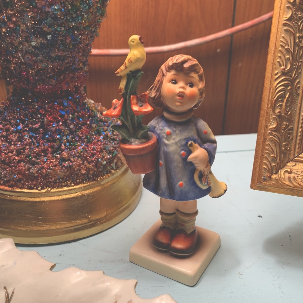 VTG *Retired FINAL ISSUE” Goebel Hummel Figurine “Congratulations”